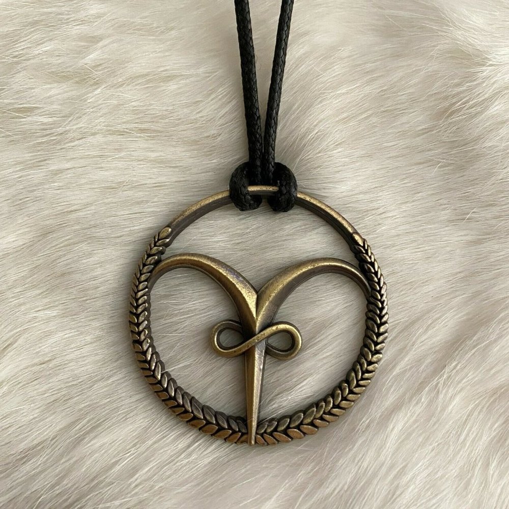 Guangzhou 2015om Laurel Medallion Pendant Necklace Fabric Cord Grunge 8048‎